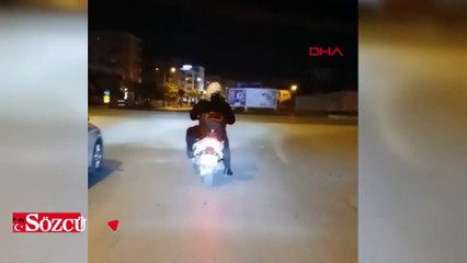 Motosiklet sürücüsü yolda bulduğu yavru kediyi sahiplenip omzunda eve götürdü