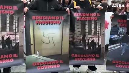 Corteo a Roma, 'bruciamo il fascismo, cacciamo il governo'