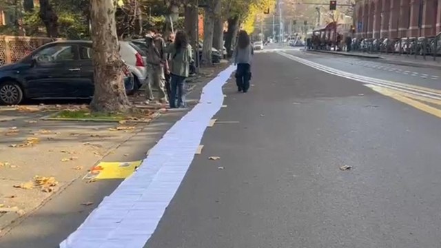 Bologna, il lungo striscione con i 12mila nomi dei bambini palestinesi e israeliani uccisi a Gaza