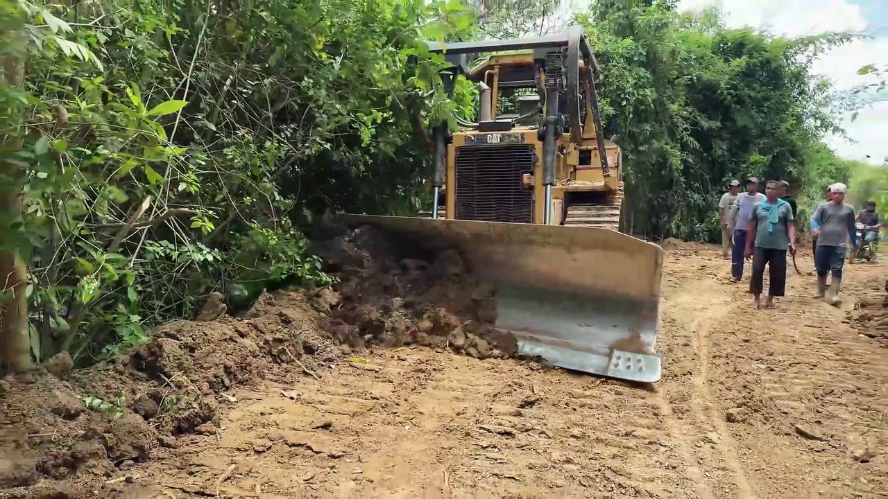 The Outstanding Performance of the D6R XL Bulldozer in Road Projects