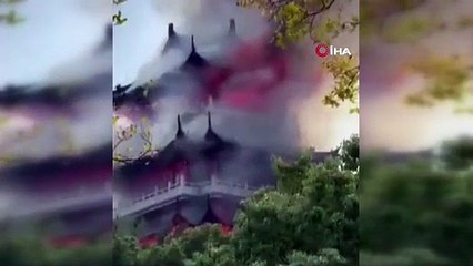 Çin'de 1500 yıllık tapınak küle döndü