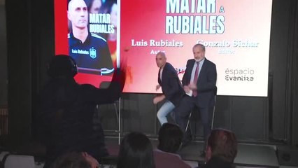 Former RFEF president Luis Rubiales has eggs thrown at him at book launch