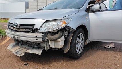 Astra e Corolla se envolvem acidente em rotatória no centro de Cascavel