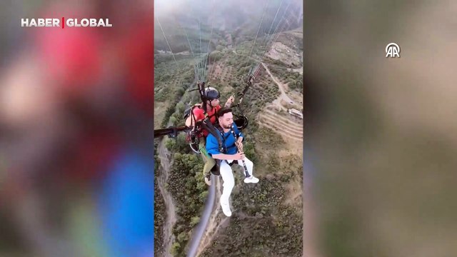 Yamaç paraşütüyle uçarken klarnet çaldı