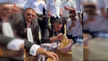 Düğün konvoyunda damada hamur yoğurttular