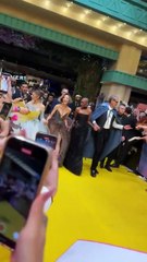 ¡Qué susto! Fan se abalanza sobre Ariana Grande durante alfombra roja de "Wicked: Por siempre" (Video)
