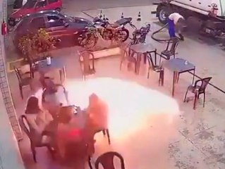 Neben Tankstelle: Raucher löst mit Kippe Feuerball aus