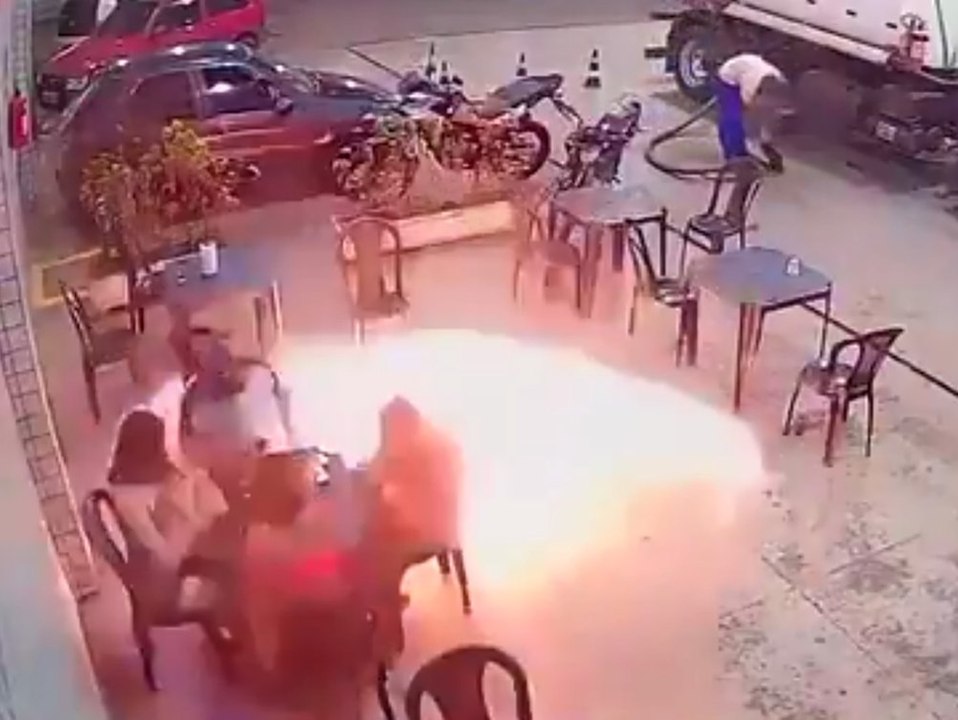 Neben tankstelle: raucher löst mit kippe feuerball aus