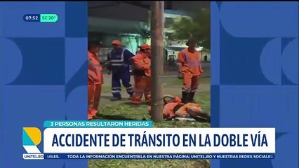 Motociclista impacta contra la parte trasera de un vehículo; tres personas quedan heridas de gravedad