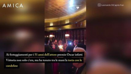 Vittoria Ceretti porta la torta a Leonardo DiCaprio al party di compleanno