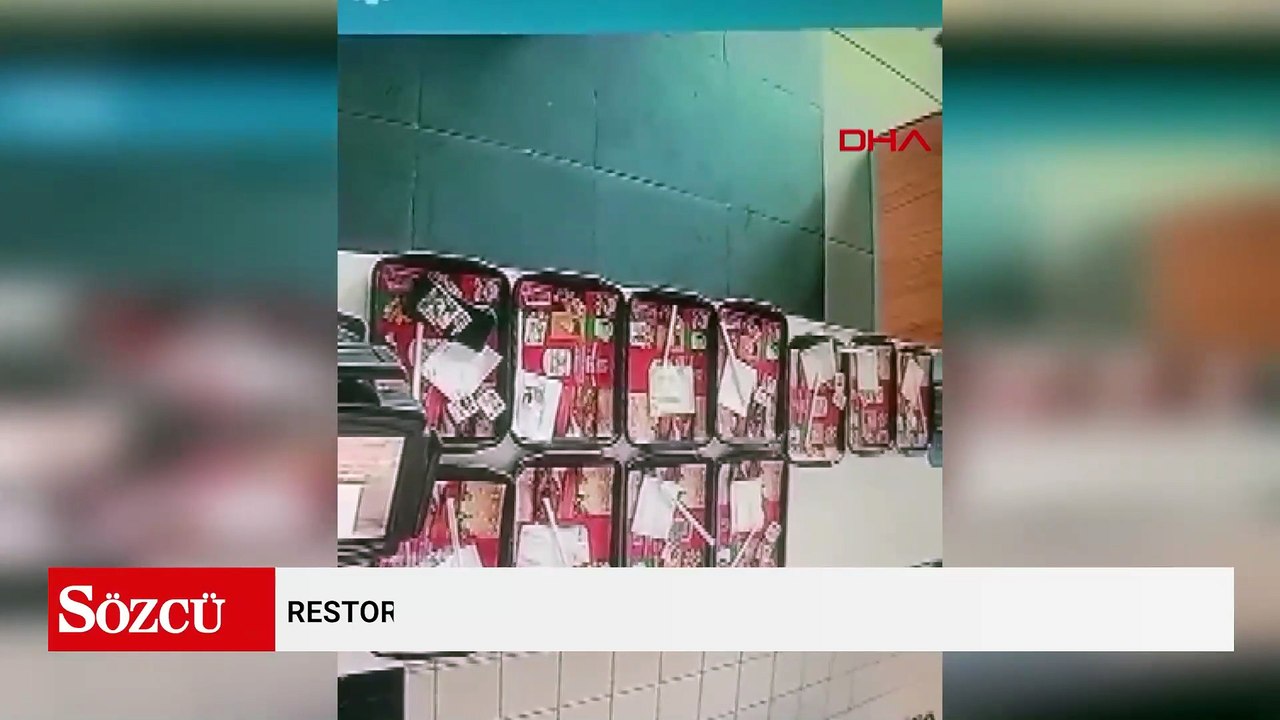 Restoranda yemek tepsisindeki cep telefonunu çaldı