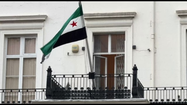 Sventola la bandiera siriana a Londra, riaperta l'ambasciata