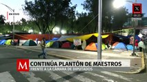 Pese al frío, maestros de la CNTE mantienen plantón frente a la Cámara de Diputados