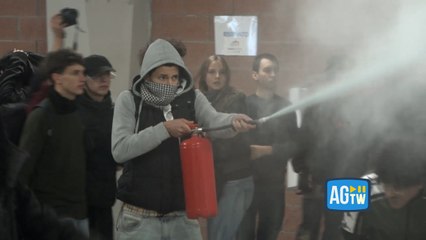 Estintori aperti e fumogeni: i momenti di tensione dentro il palazzo di Città Metropolitana a Torino