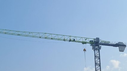 Maaşlarını alamadıkları için kule vincine çıkmışlardı: 24 saati aşan eylem sona erdi, işçiler aşağı indirildi