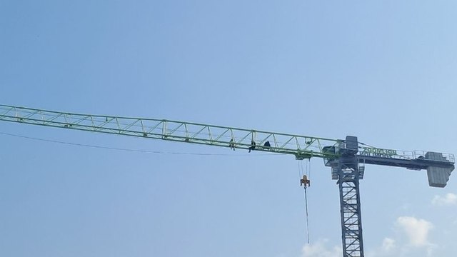 Maaşlarını alamadıkları için kule vincine çıkmışlardı: 24 saati aşan eylem sona erdi, işçiler aşağı indirildi