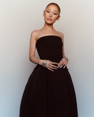 Momen Ariana Grande Diserbu Pria Misterius Fans Auto Panik