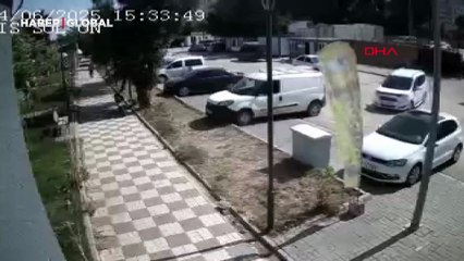 Sokak köpekleri çocuklara saldırdı! O anlar kamerada