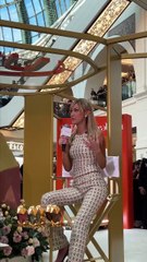 بيلا حديد تسرق الأضواء في الإمارات مول