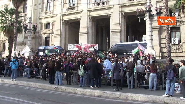 No Meloni Day, il corteo degli studenti al Ministero dell'Istruzione