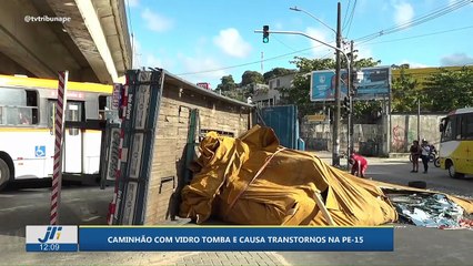 Caminhão com vidro tomba e causa transtornos na PE-15
