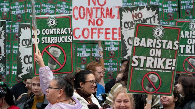 Más de 1.000 baristas de Starbucks entran en huelga en EE. UU. exigiendo mejoras laborales
