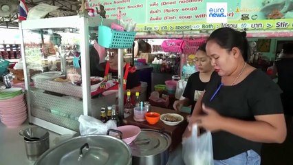 فيديو - مطعم في تايلاند يحوّل كارثة الفيضان إلى تجربة طعام فريدة وسط الأسماك