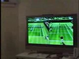 un chien et le chat joue à la Wii sport tennis