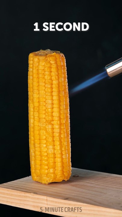 Heating up a corn with burner🔥🌽