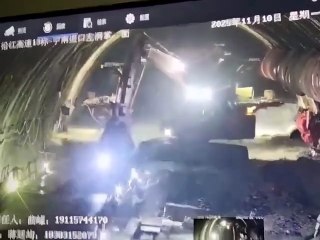 VIDEO: Inundación súbita sorprende a obreros en un túnel en China y uno es arrastrado con su excavadora