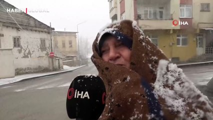 Beklenen Nisan karı geldi: Bayburt'a lapa lapa kar yağdı