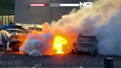 Gran incendio en un concesionario de Tesla quema decenas de coches eléctricos