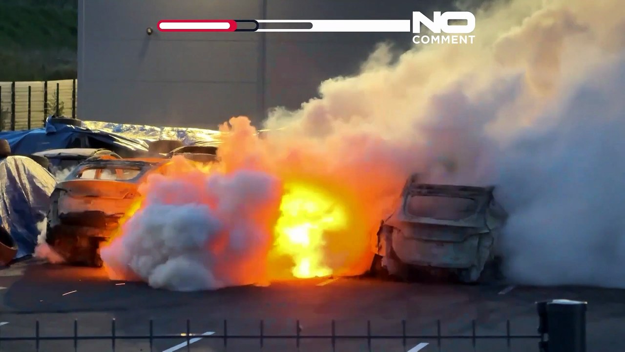 Gran incendio en un concesionario de Tesla quema decenas de coches eléctricos