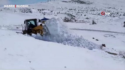 Muş’ta yol açma çalışması sırasında çığ düştüğü anlar kamerada