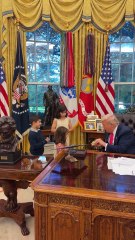 Donald Trump oferece presentes a crianças na Sala Oval