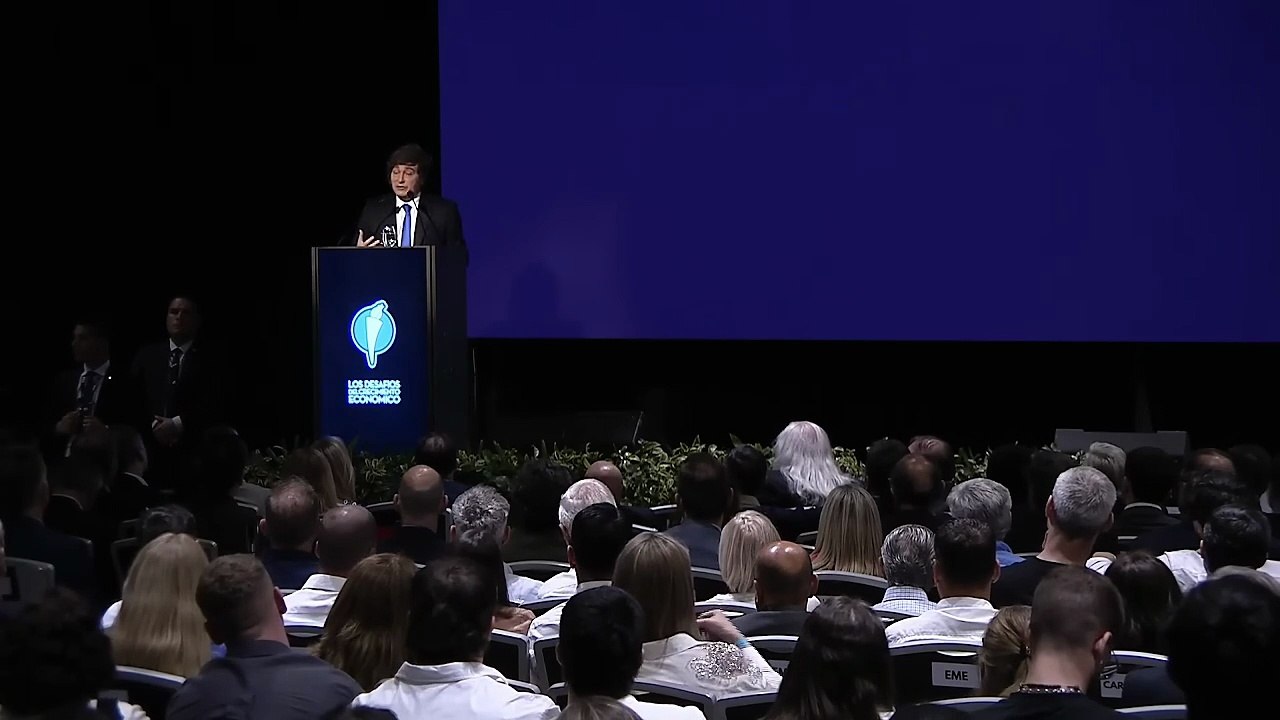 El Presidente estuvo en Corrientes y disertó en el Club de la Libertad