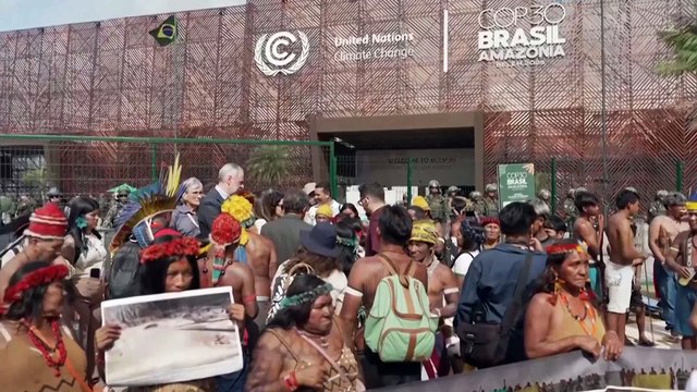 Manifestanti indigeni bloccano l'accesso alla COP30, chiedono di partecipare ai negoziati sul clima