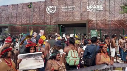 Manifestantes indígenas bloqueiam entrada da COP30 e exigem participar nas negociações