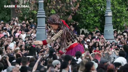 Suriyeli kızı temsil eden dev kukla, bu kez Şili’de göçmen çocukların sesi oldu