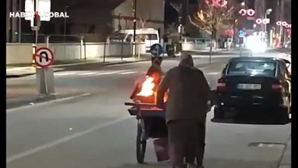 Hurdacılık yapan anne çocukları üşümesi diye hurda arabasında ateş yaktı