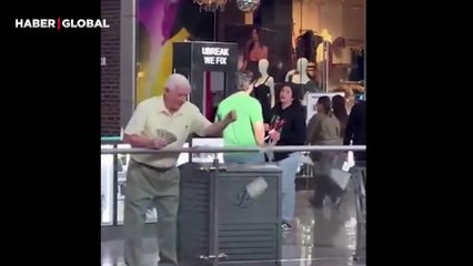 Yaşlı adam AVM’de para saçınca, izdiham oluştu