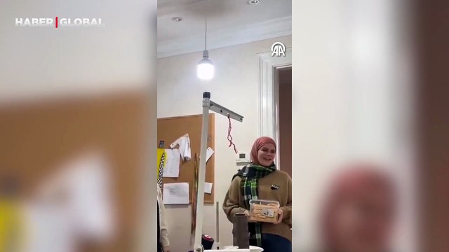 İzmir'de Suriyeli kadın, Baas rejiminin devrilmesini Hür doğdum, hür yaşarım şarkısıyla kutladı