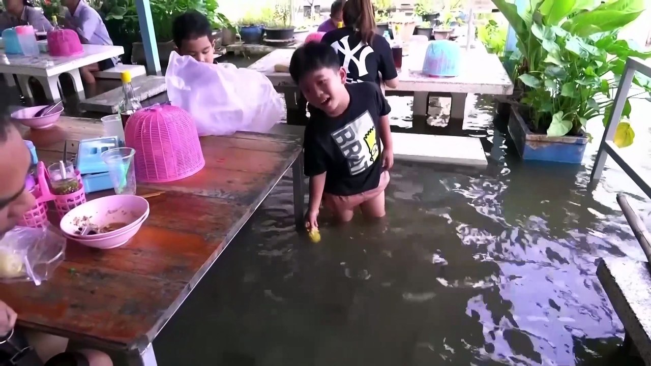 Flut macht thailändisches Restaurant zur ungewöhnlichen Attraktion
