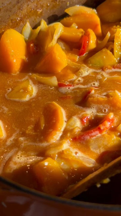 COURGES - SÉRIE épisode 10 (fin) Je le dis pas dans la vidéo mais c’est une des meilleures recettes de curry que j’ai proposé sur la chaîne ! Feat avec @et.cuisine.maison C’est lui qui va vous écrire la recette dans les coms