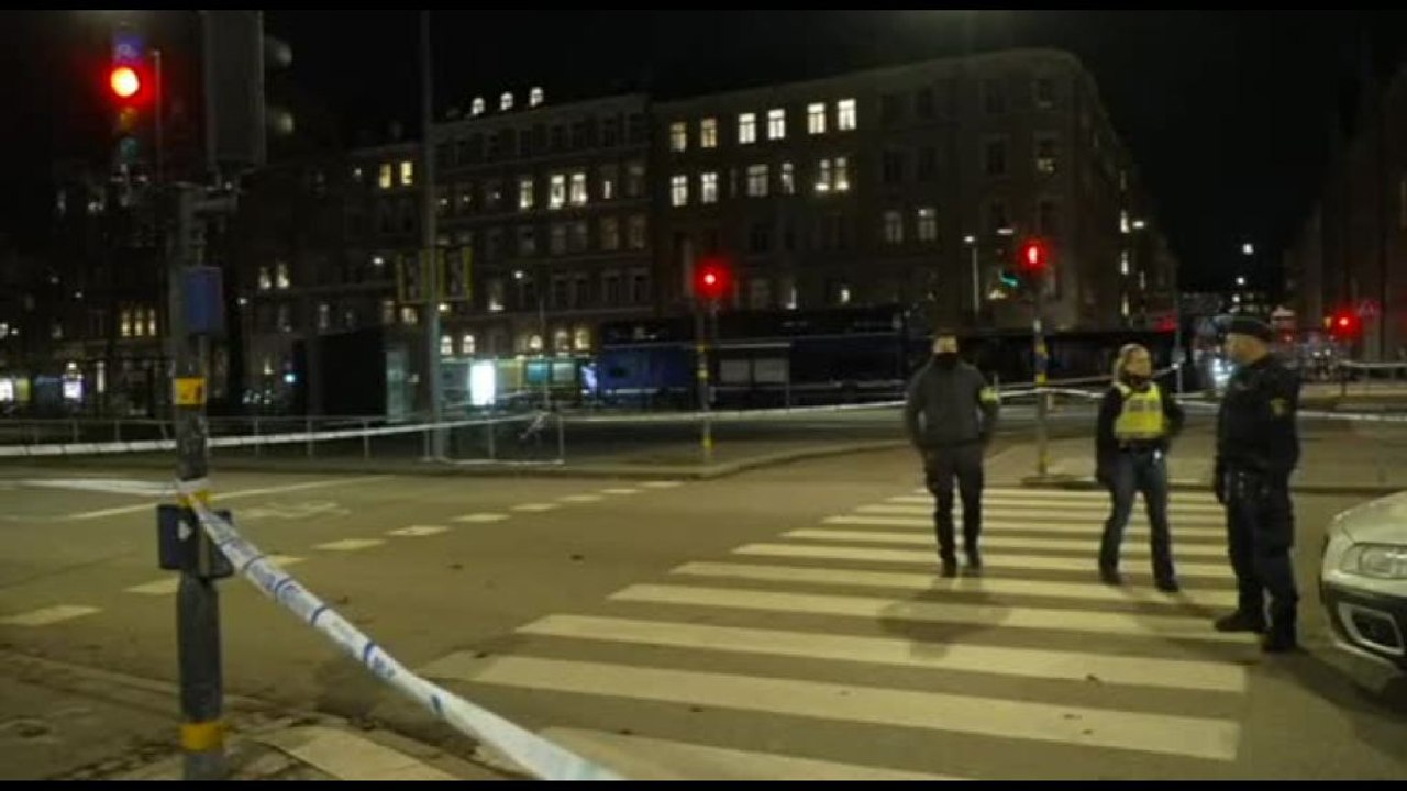 Autobus si schianta a una fermata a Stoccolma, diversi morti