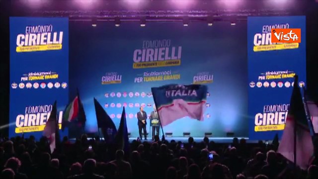 Tajani ricorda Berlusconi a comizio Napoli, la platea grida: Silvio, Silvio