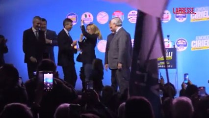 Regionali Campania, Meloni e Tajani cantano sul palco «Chi non salta comunista è»