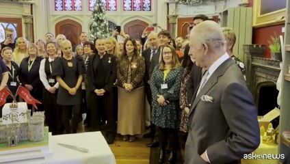 Re Carlo compie 77 anni, torta-castello e "Happy Birthday" in Galles