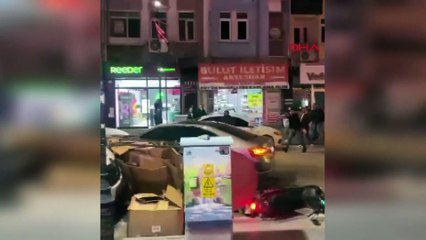 Ters yöne girip, 2 yayaya, iş yerine ve araçlara çarpan alkollü sürücü, darbedildi; olay anı kamerada