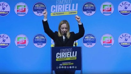 La «commedia napoletana» di Giorgia Meloni e i balletti sul palco di Napoli
